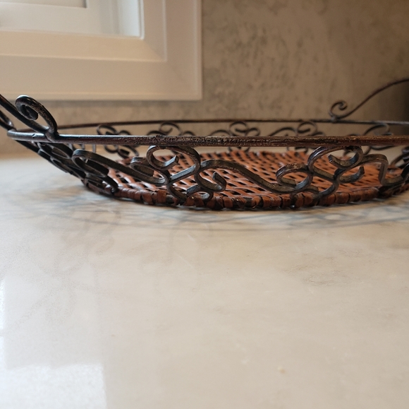 Wicker and metal basket tray - Picture 3 of 3